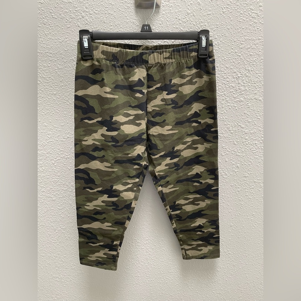 ‼️DONATED‼️❤️‍🔥3/$15❤️‍🔥Camouflage Capri Leggings - Size M (7-9) - NWOT